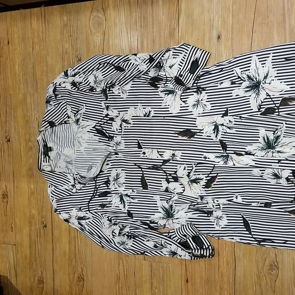 Ann Taylor Factory Dresses & Skirts - Ann Taylor Black/White w/floral pattern great condition side pockets sz 14